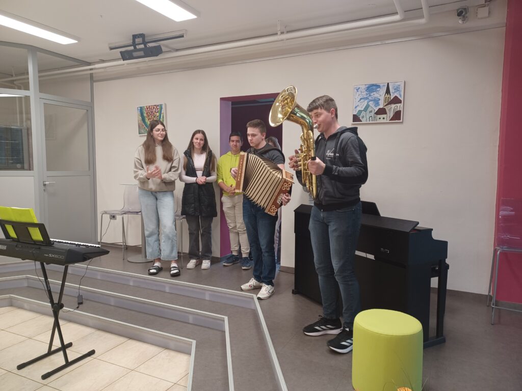 Nastopajoči dijaki na prireditvi za SVIZOVE upokojence.