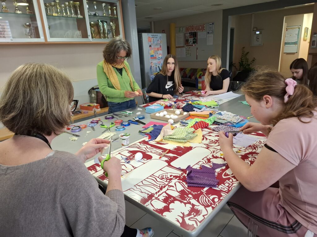 Delavnica izdelovanja pirhov.