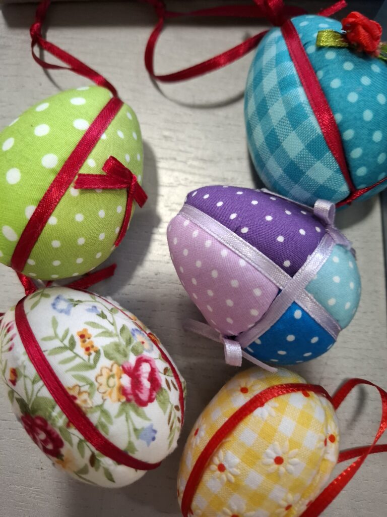 Delavnica izdelovanja pirhov.