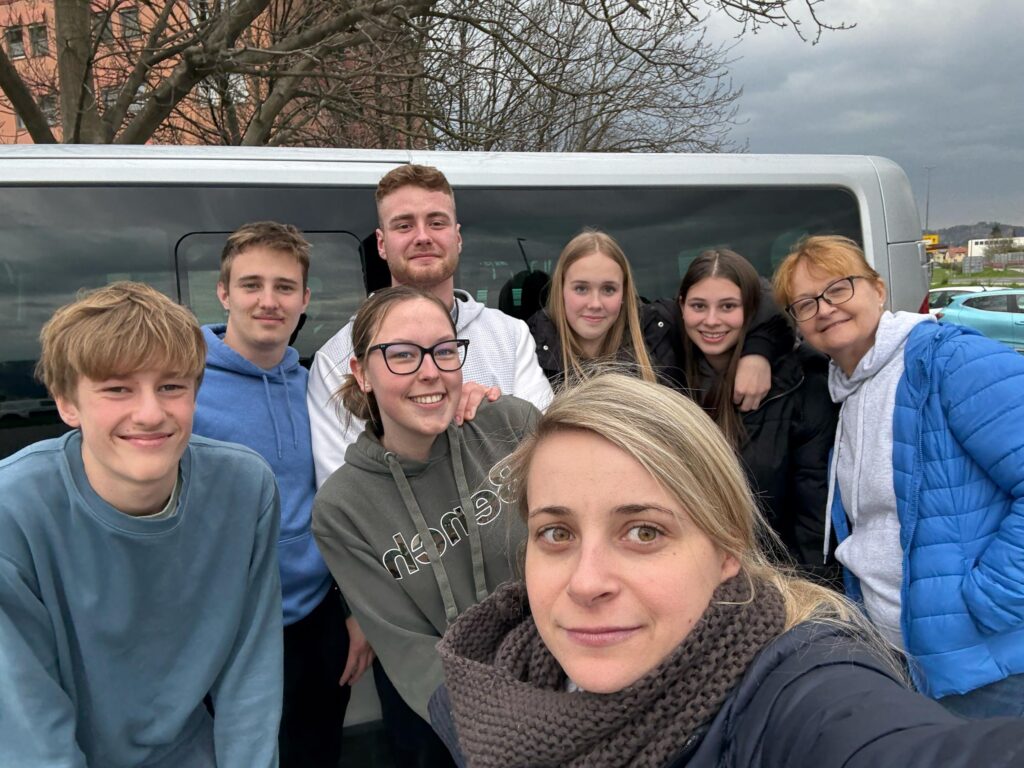 Ekipa dijakov z vzgojiteljicama - Medregijsko tekmovanje za Domijado 2025 v streljanju z zračno puško v Mariboru