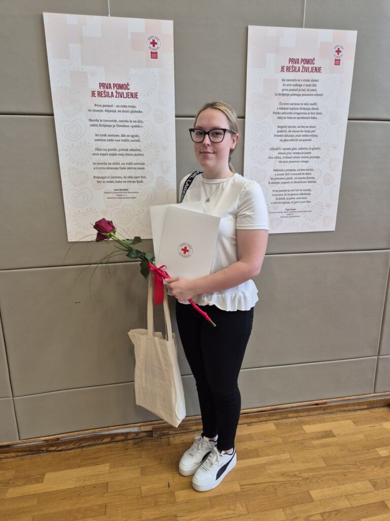 Priznanje dijakinje Lare Kastelic - Rdeči Križ